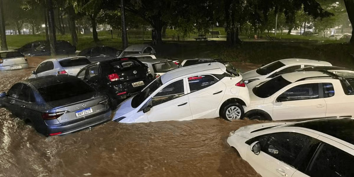 Veículos foram arrastados por uma forte enxurrada durante temporal em Belo Horizonte — Foto: Redes sociais