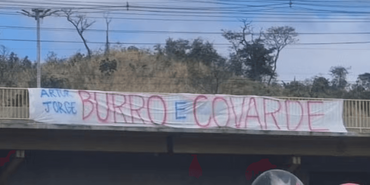 Faixa de protesto contra time do Cruzeiro — Foto: Danny Paiva