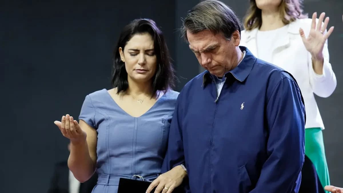 Bolsonaro e Michelle recebem grupo de oração em casa