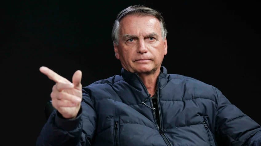 Bolsonaro passa por novo procedimento para tratar crise persistente de soluços