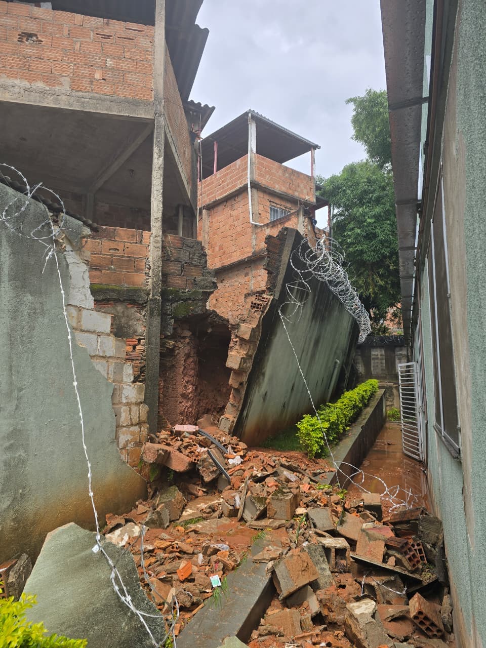 Desabamento de muro próximo à hospital em Belo Horizonte