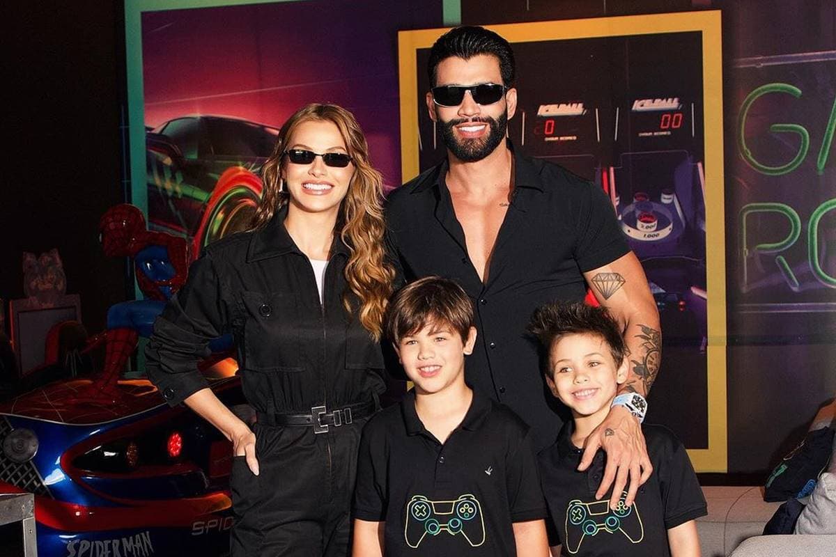 Gusttavo Lima aparece sem aliança em show