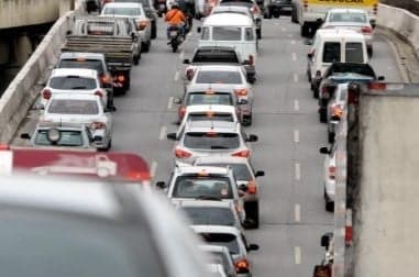 Trânsito de carros - Foto: Gil Leopardi/Imprensa MG