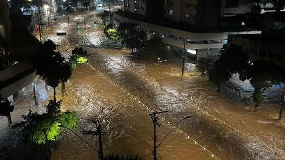 Temporal provoca quedas de árvores, alagamentos e falta de energia em Belo Horizonte