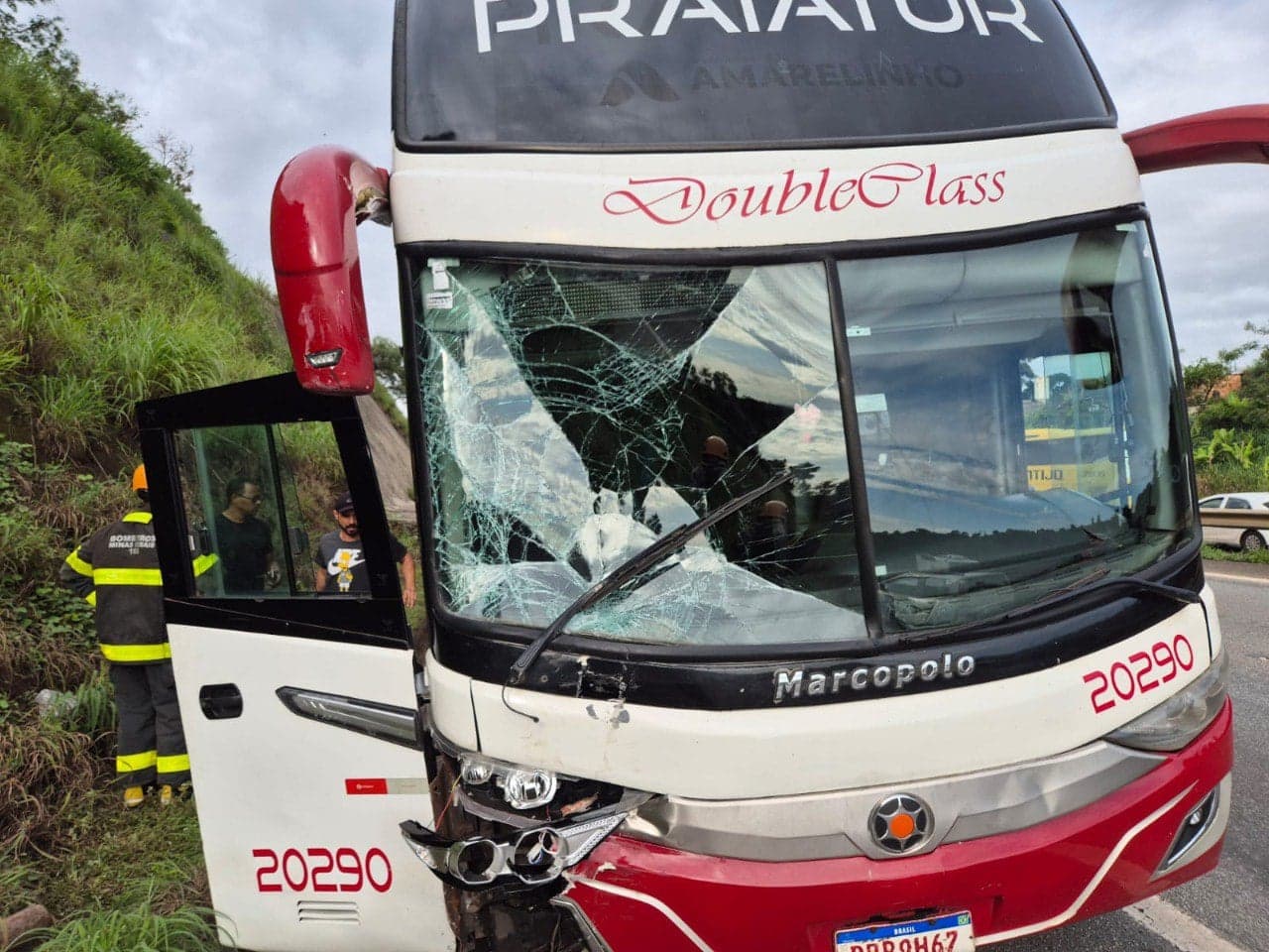 Batida entre ônibus e ambulância deixa três feridos na BR-262, em Juatuba
