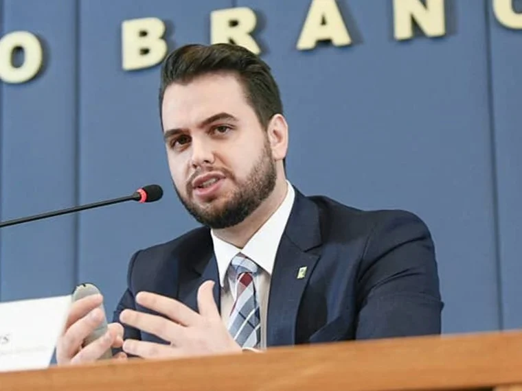 Defesa de Filipe Martins contesta prisão por uso do LinkedIn