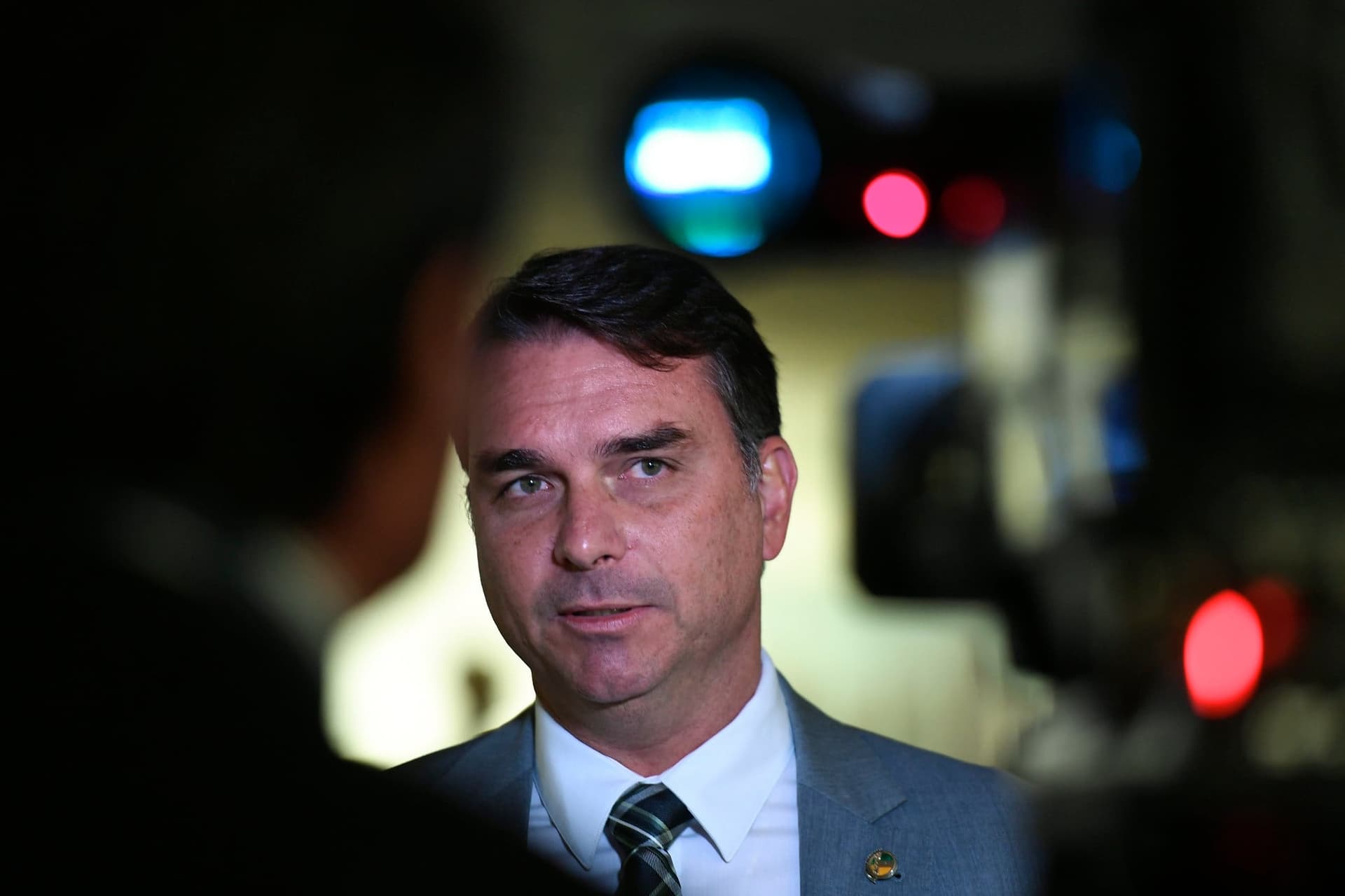 Flávio Bolsonaro descarta Zema como vice em chapa presidencial