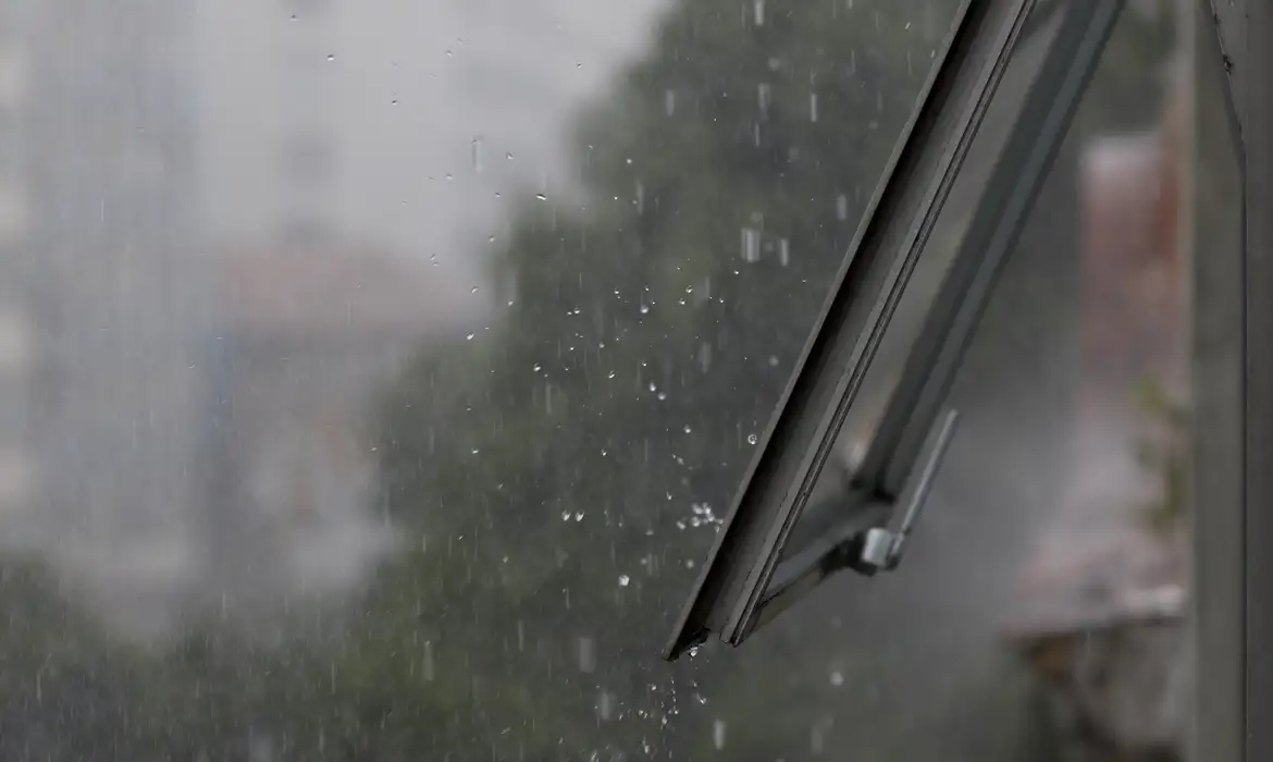 Inmet alerta para chuvas de até 400 mm em Minas