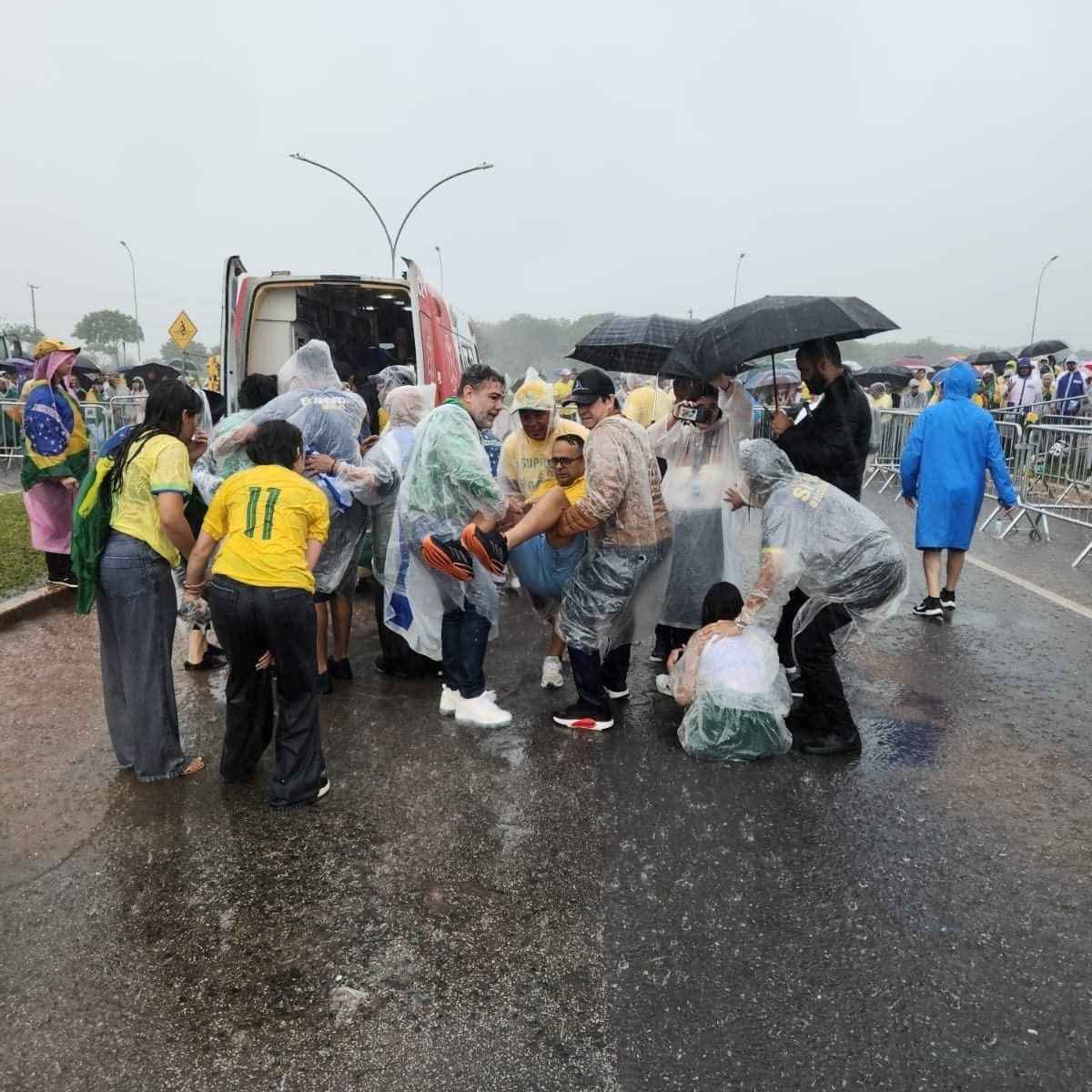 Nikolas Ferreira nega falta de organização em ato após incidente com raio e dezenas de feridos