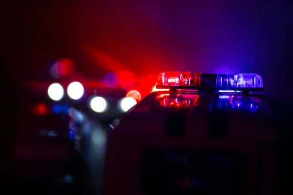 Pais são indiciados por deixarem filha de 6 anos sozinha em carro durante virada do ano no Norte de MG
