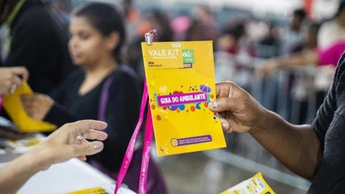 Prefeitura de BH inicia entrega de credenciais para ambulantes do Carnaval