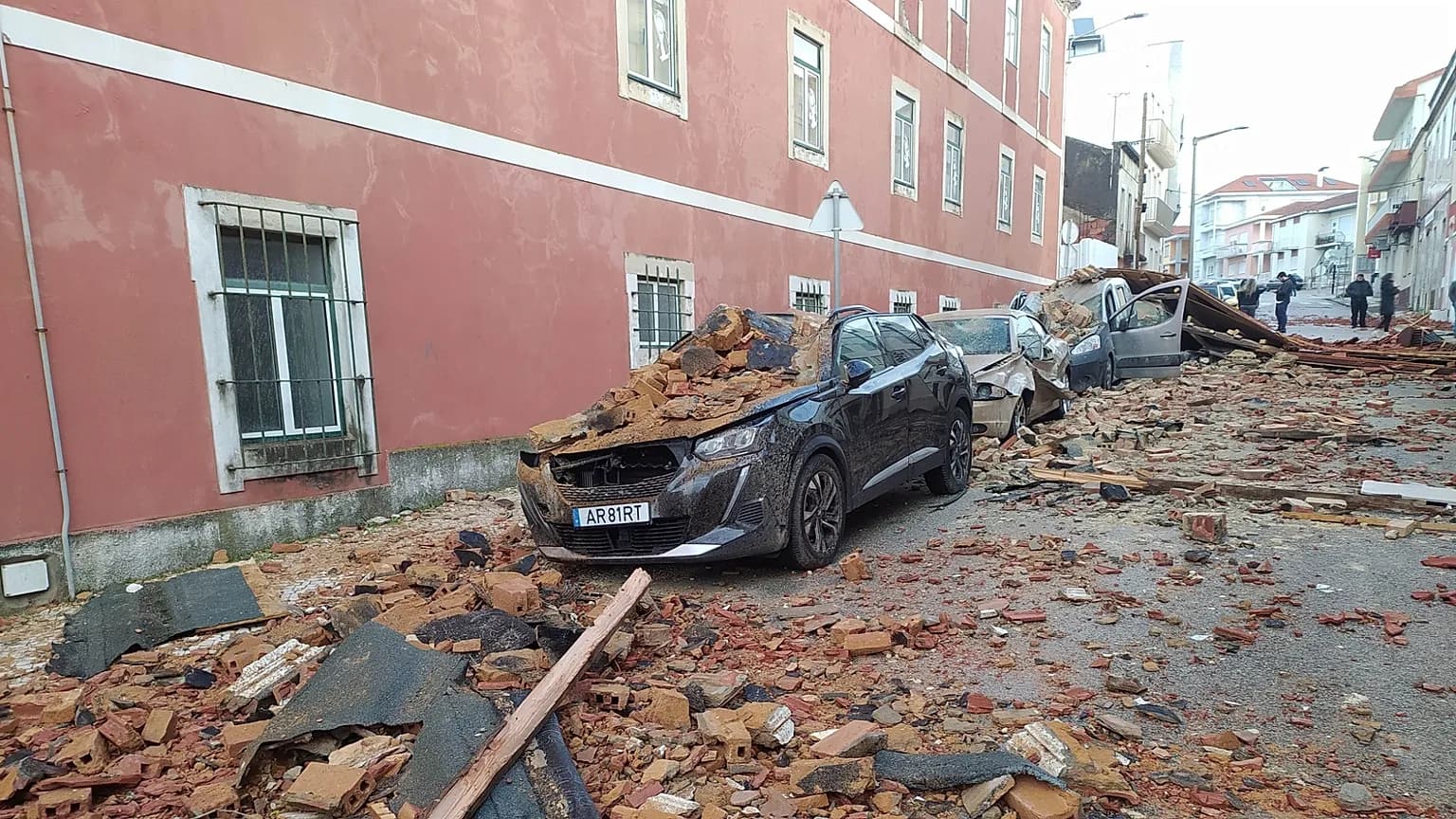 Tempestade Kristin deixa mortos, milhares sem energia e provoca estragos em Portugal