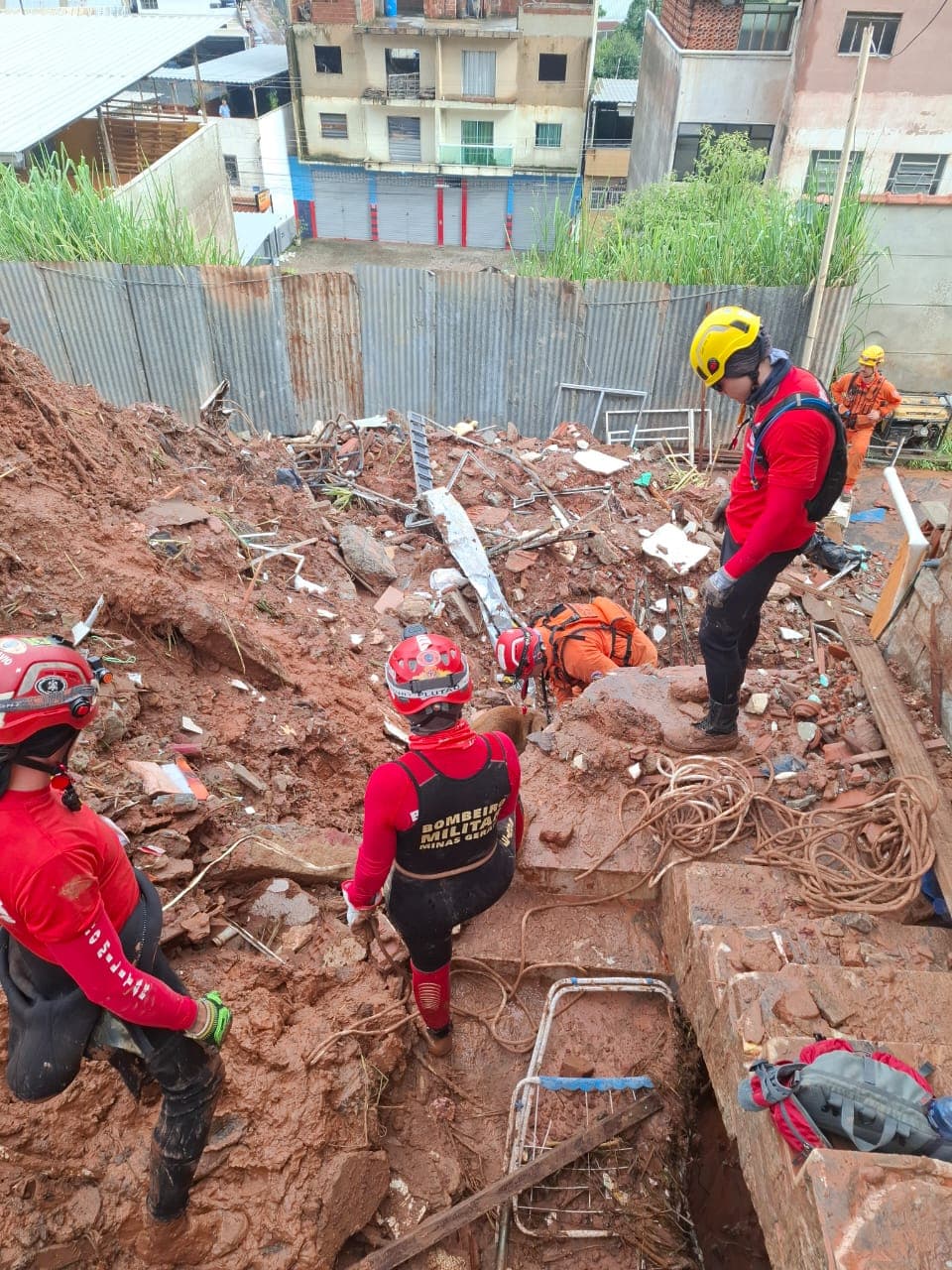Deslizamentos atingem 12 casas em Juiz de Fora; 11 estavam vazias após evacuação