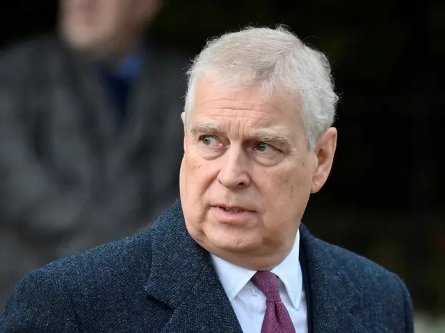 Ex-príncipe Andrew é solto após 11 horas sob custódia