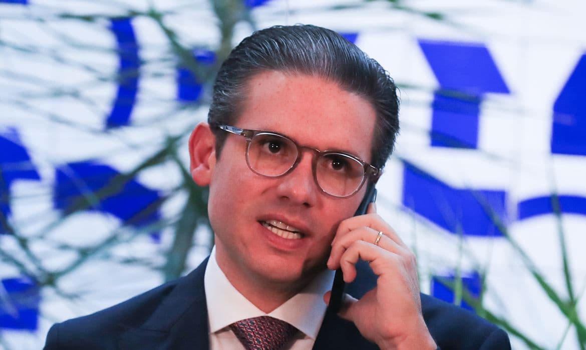 Hugo Motta diz que PEC da escala 6×1 será votada até maio