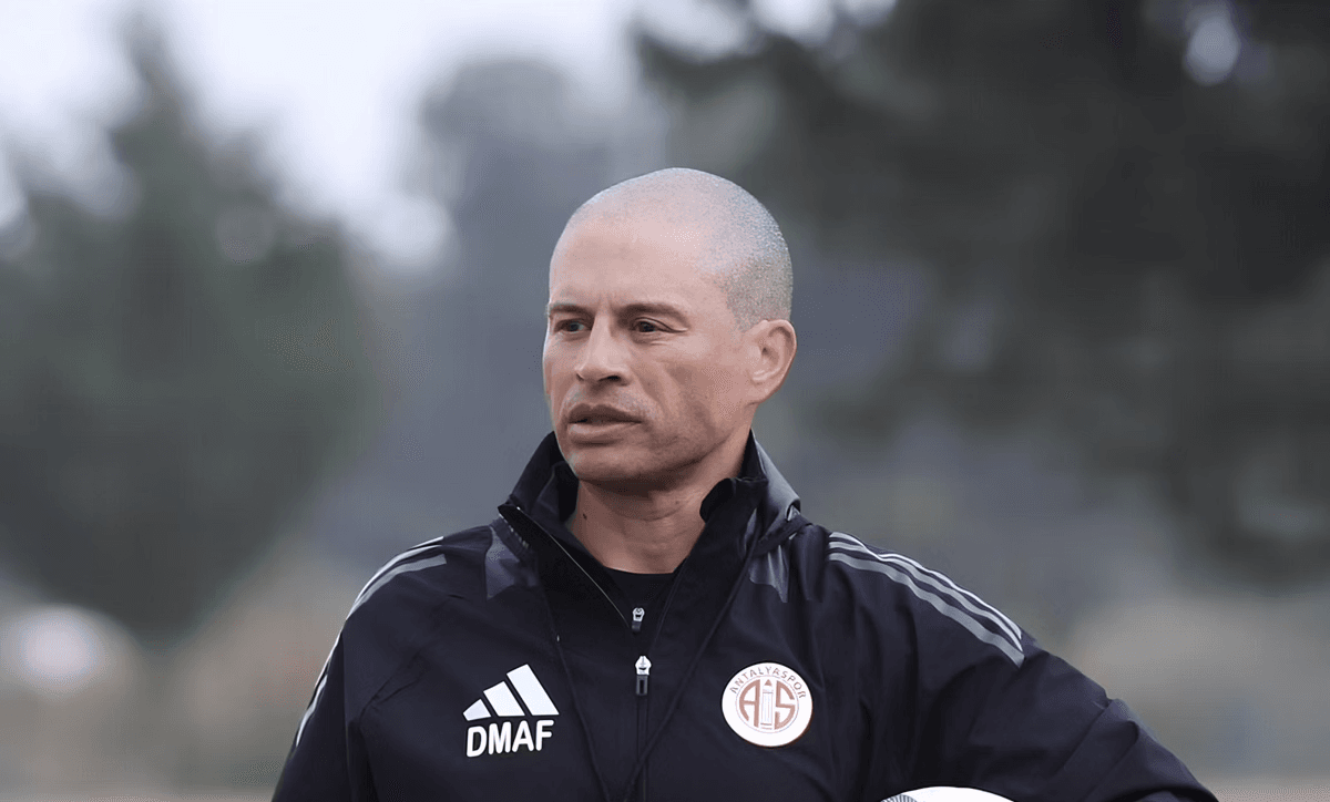 Ídolo do Cruzeiro, Alex estreia como técnico do Athletic pela Copa do Brasil