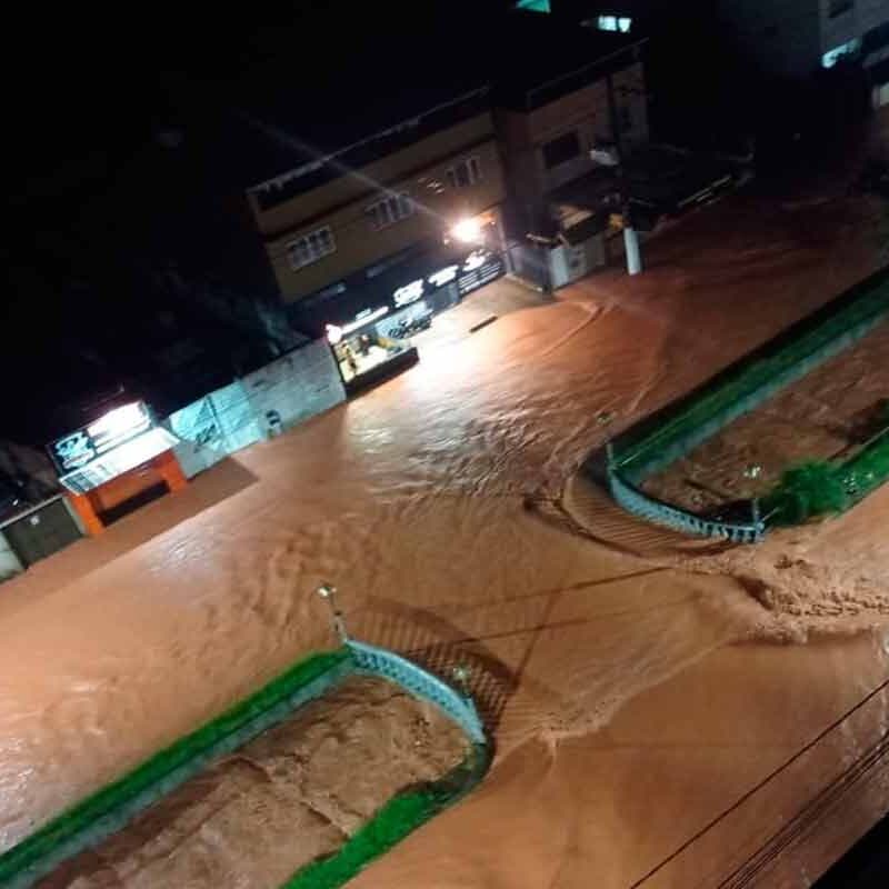 Juiz de Fora tem rua alagada, ônibus ilhado e resgates após temporal
