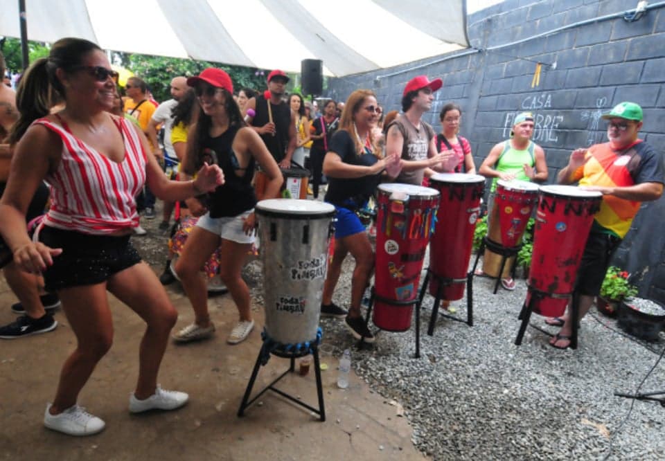 Pré-carnaval de BH já movimenta as ruas neste sábado com blocos espalhados pela capital