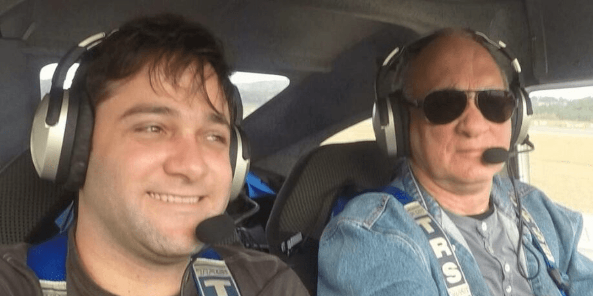 Pai e filho morrem após queda de avião