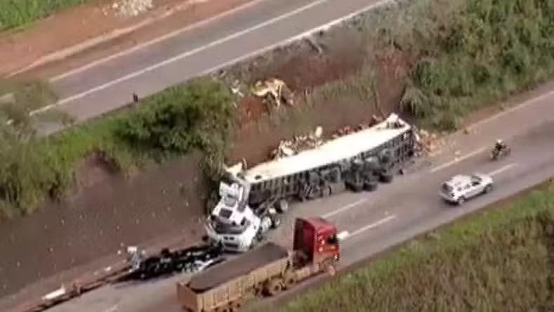 Acidente na BR-381 interdita pista em Igarapé