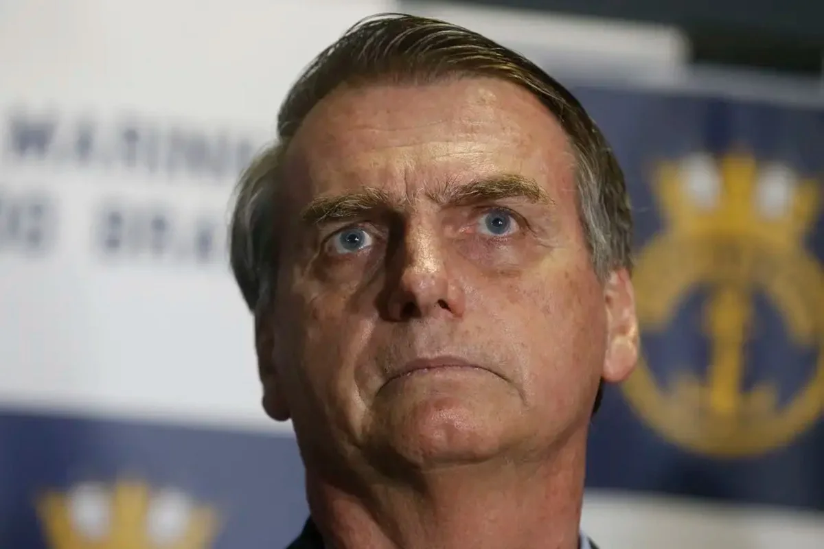 Bolsonaro é internado na UTI com broncopneumonia