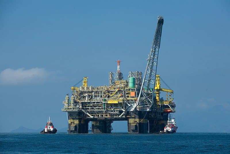 Fonte: Wikipédia; Plataforma P-51, destinada a produção de petróleo e gás natural.