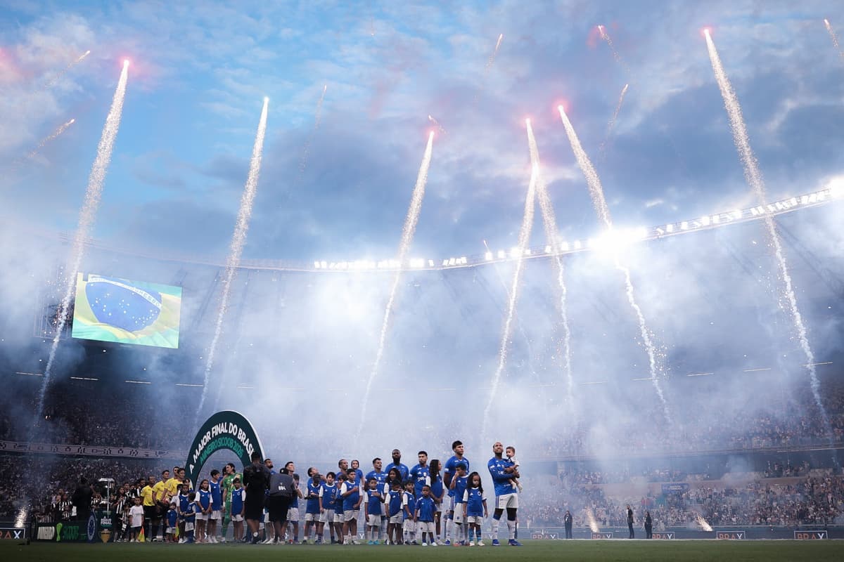 Cruzeiro vence Atlético, encerra jejum e conquista o Mineiro; clássico termina com pancadaria