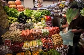 IPCA-15 desacelera em março, mas alimentos sobem