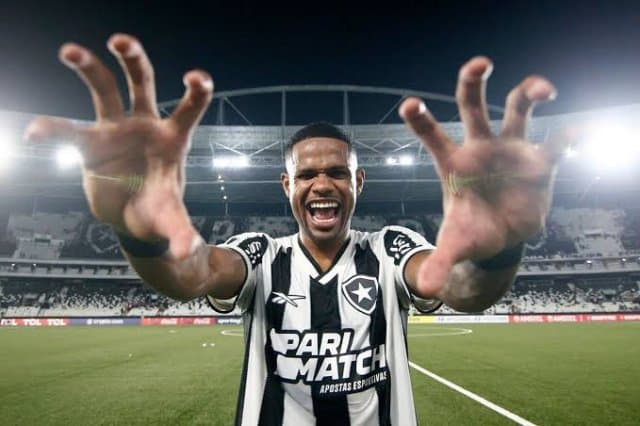 Júnior Santos acerta retorno ao Botafogo e viaja para assinar contrato