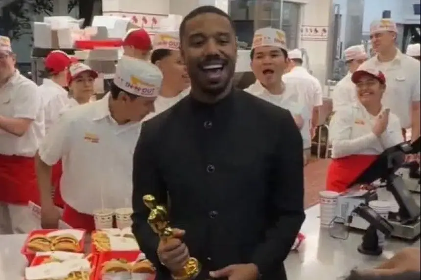 Michael B. Jordan celebra vitória do Oscar em fast food