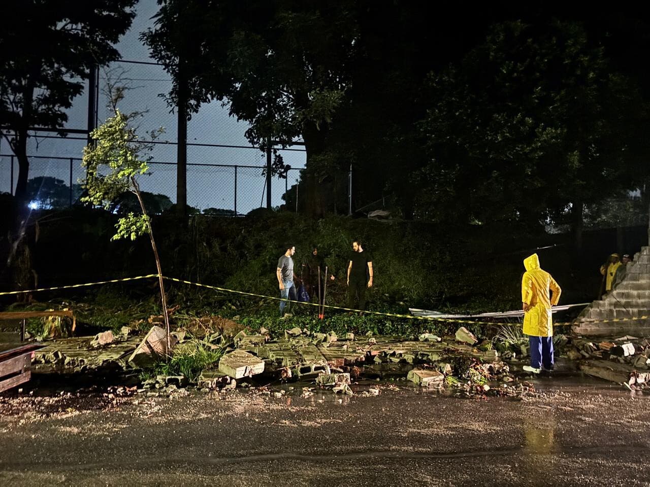 Parte de muro da Toca da Raposa II cai após forte chuva em Belo Horizonte