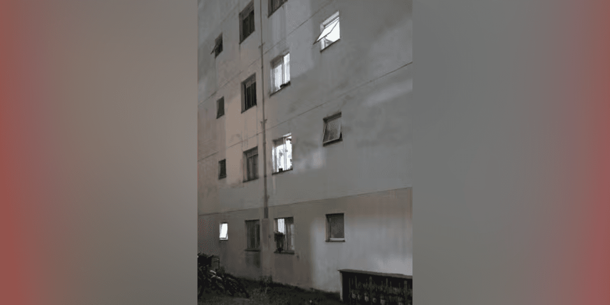 Mulher se jogou com a filha do 2º andar de prédio em Suzano — Foto: Polícia Militar/Divulgação