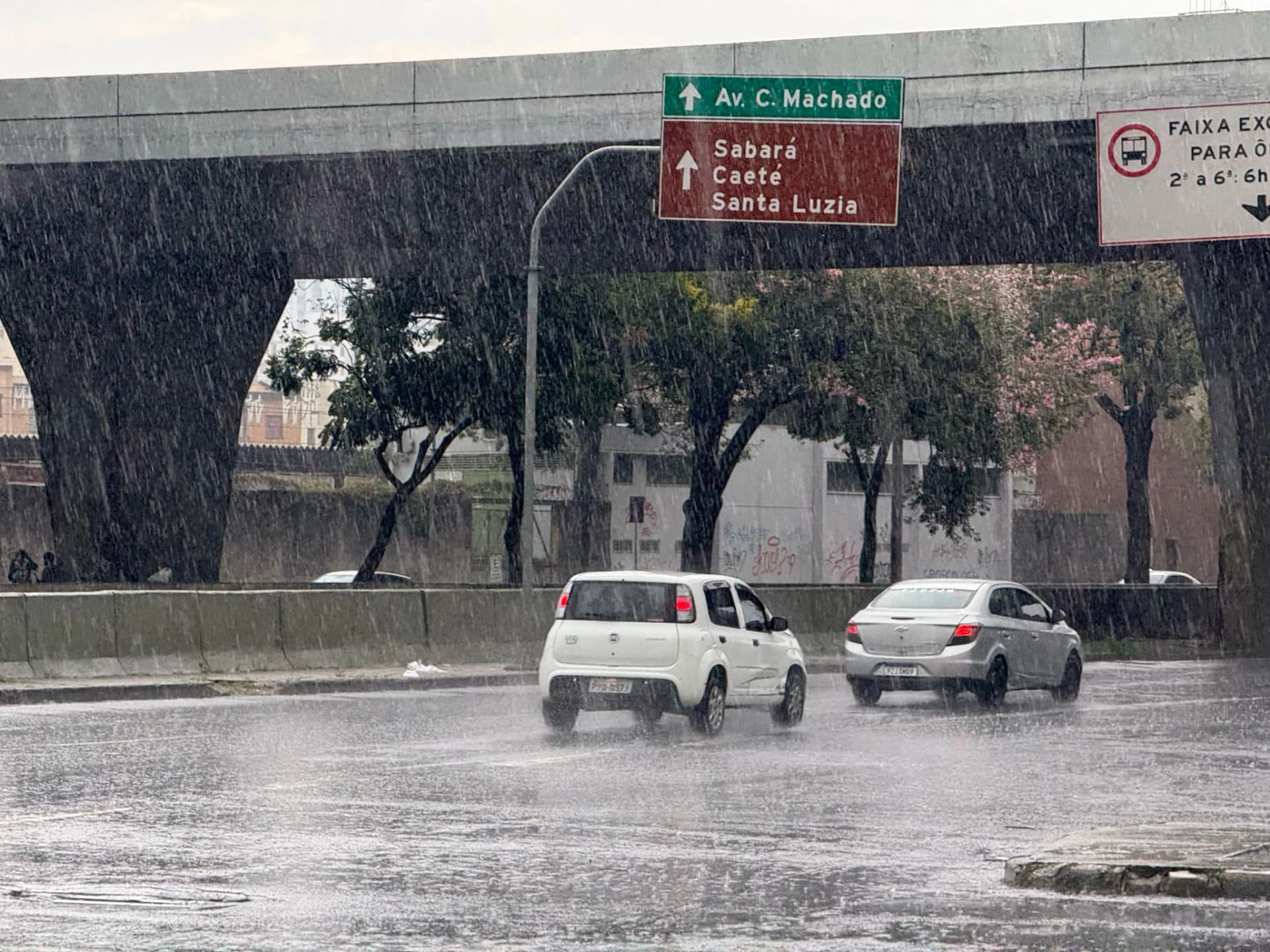 Tempestade atinge Belo Horizonte com chuva extremamente forte em diferentes regiões