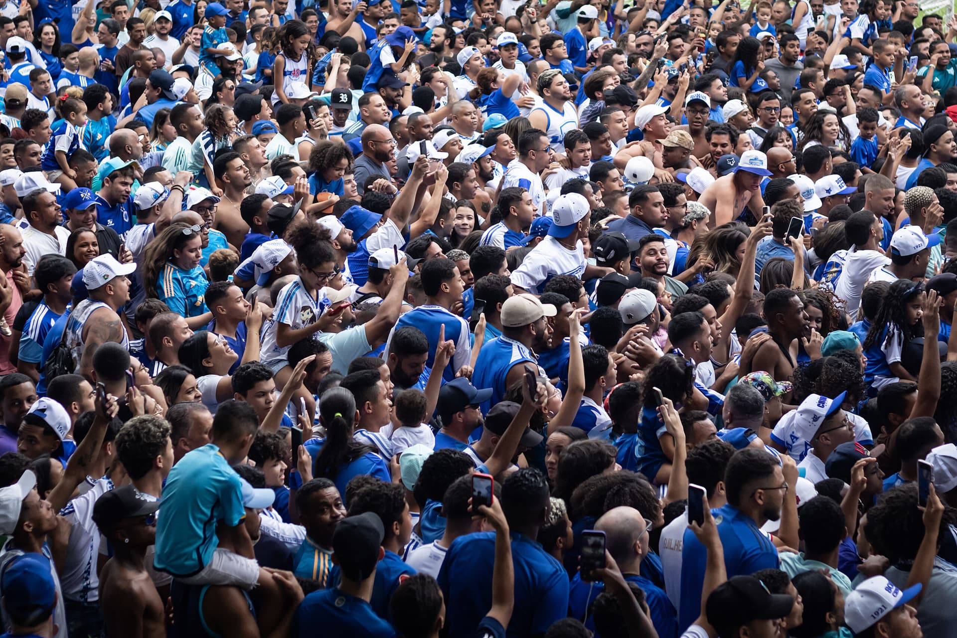 Torcedores do Cruzeiro se reúnem na Toca da Raposa II antes da final do Mineiro