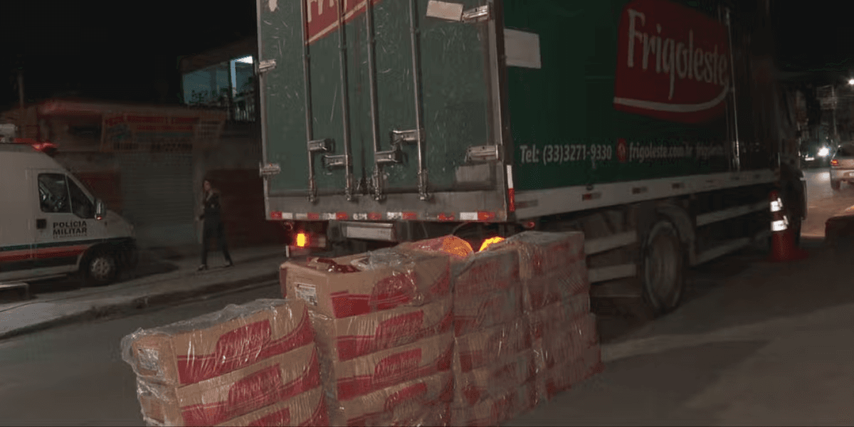 Polícia Militar recupera carga de carne após abordagem em BH. — Foto: TV Globo