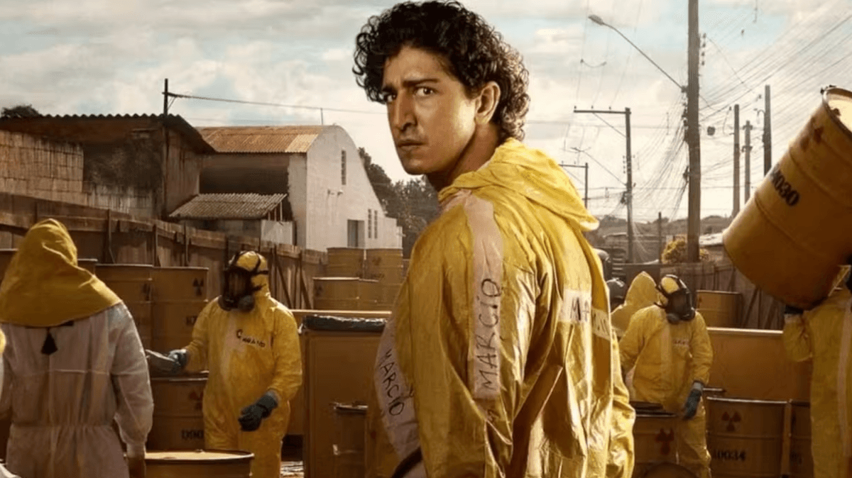Johnny Massaro como Márcio para a série "Emergência Radioativa" - Foto: Divulgação Netflix