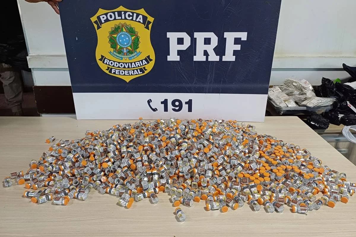 PRF apreendeu ao todo 1.717 ampolas em rodovia de Goiás. • Divulgação | PRF