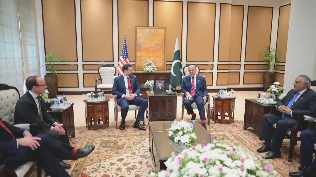 O vice-presidente dos EUA, JD Vance, se reúne com o primeiro-ministro paquistanês Sharif antes das negociações com o Irã - Foto: PRIME MINISTER'S OFFICE HANDOUT