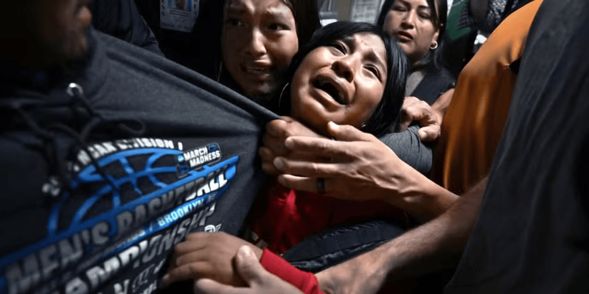 Foto de separação de família migrante nos EUA ganha prêmio do World Press — Foto: Carol Guzy/ZUMA Press, iWitness, para Miami Herald