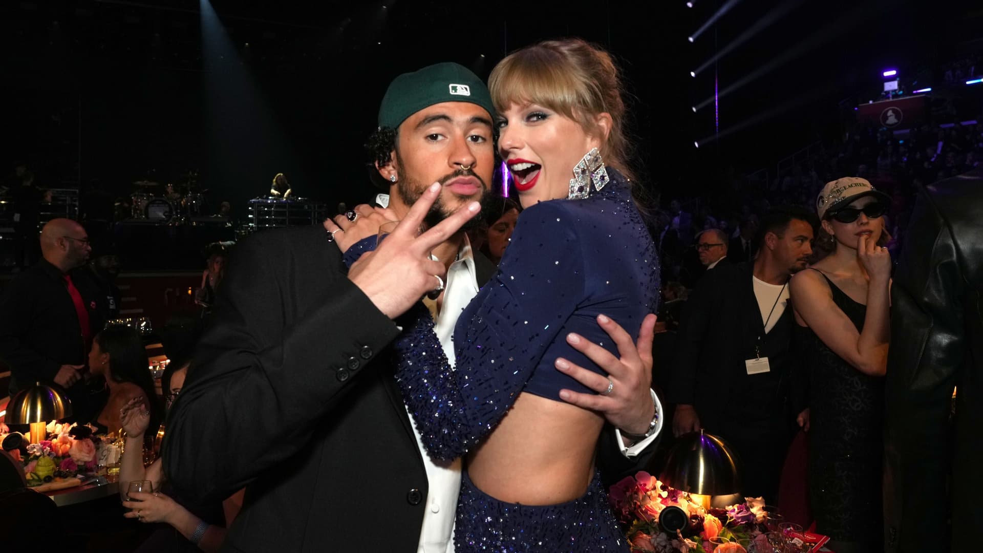 Bad Bunny e Taylor Swift no Grammy 2023 - Kevin Mazur/Getty Images for The Recording Academy