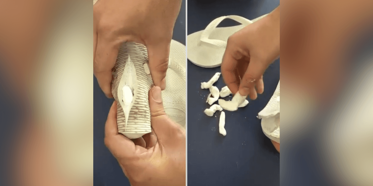 Agentes penais retiram papelotes de dentro do chinelo