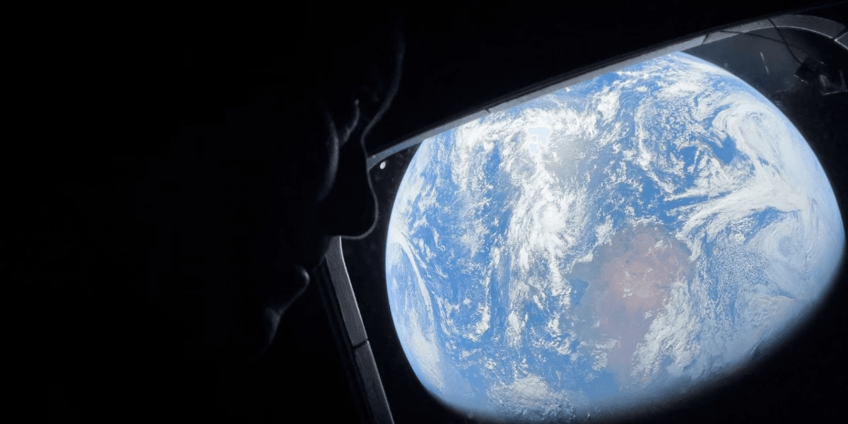 Astronauta da missão Artemis II observa a Terra pela janela da nave - Foto: NASA/GETTY IMAGES NORTH AMERICA/GETTY IMAGES VIA AFP