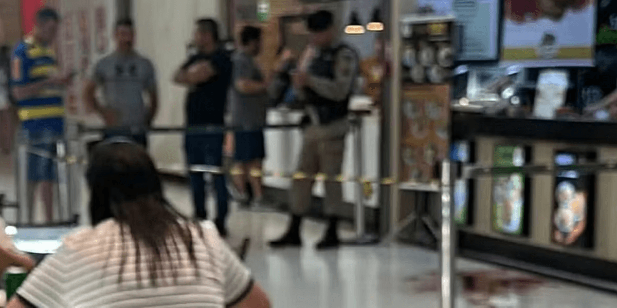 Vítima foi esfaqueada em praça de alimentação de shopping - Foto: Reprodução/Redes sociais