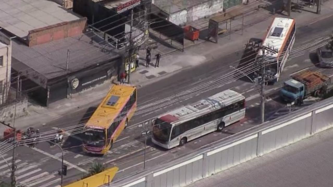 Ônibus usados como barricadas na Zona Norte do Rio de Janeiro (@CALLOFFRIO/X)