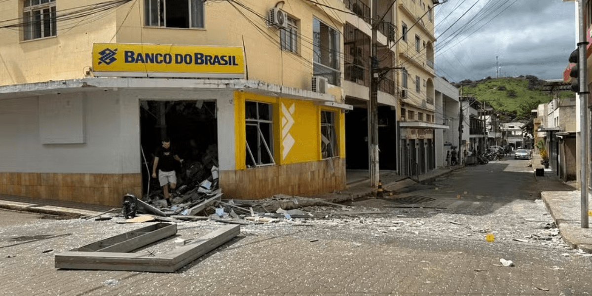 Destruição da agência do Banco do Brasil em Guidoval —Foto: Elton Moreira/TV Integração