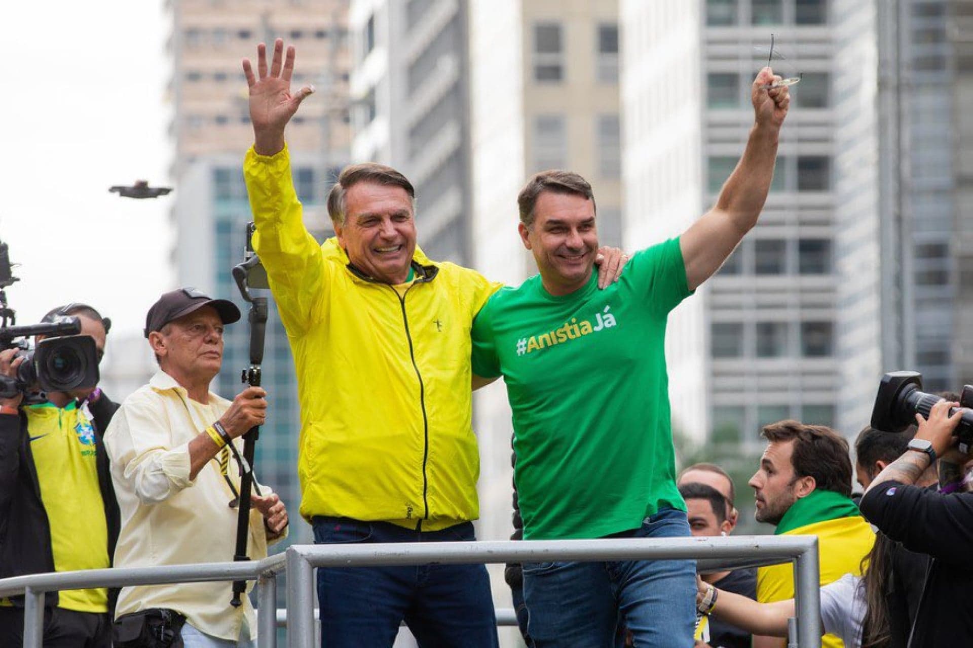 Ex-presidente Jair Bolsonaro e o senador Flávio Bolsonaro — Foto: Edilson Dantas / Agência O Globo
