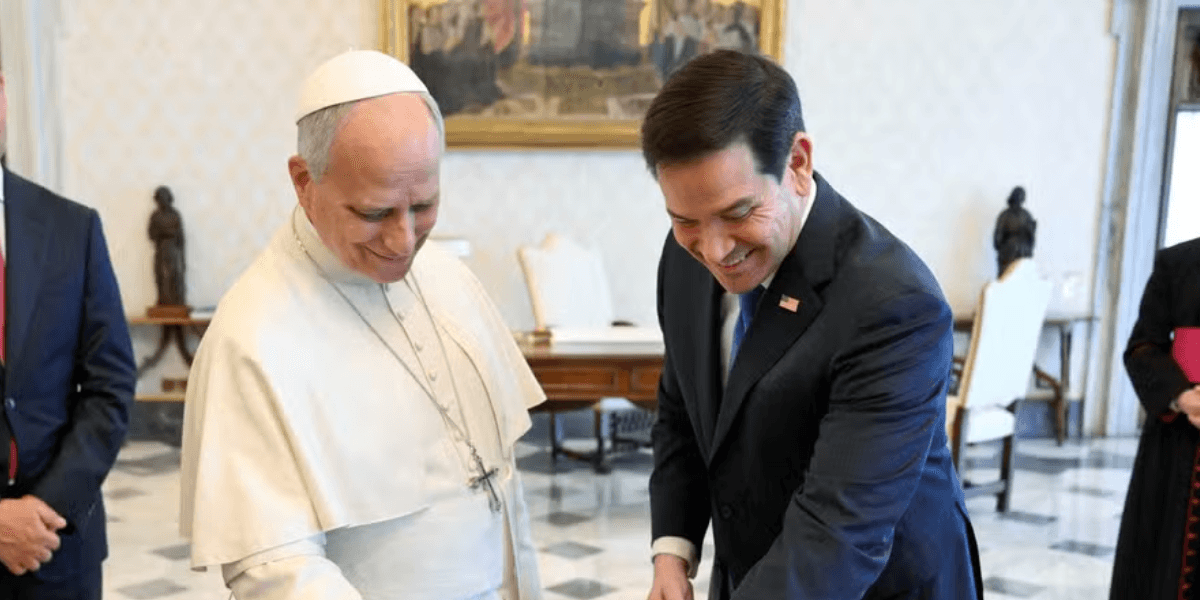 Secretário de Estado dos EUA, Marco Rubio (à direita), durante encontro com o papa Leão XIV no Vaticano - Foto: Vatican Media/Simone Risoluti/Handout