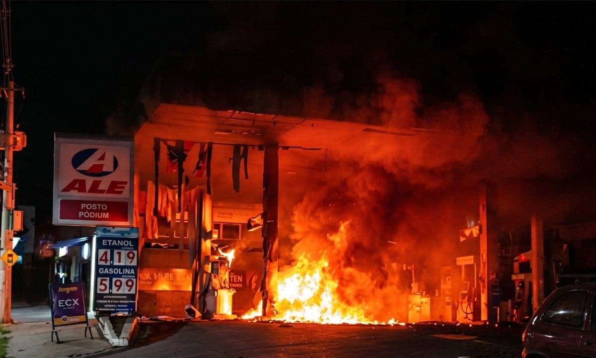 Explosão em um posto de combustíveis em Justinópolis - Crédito: CBMMG