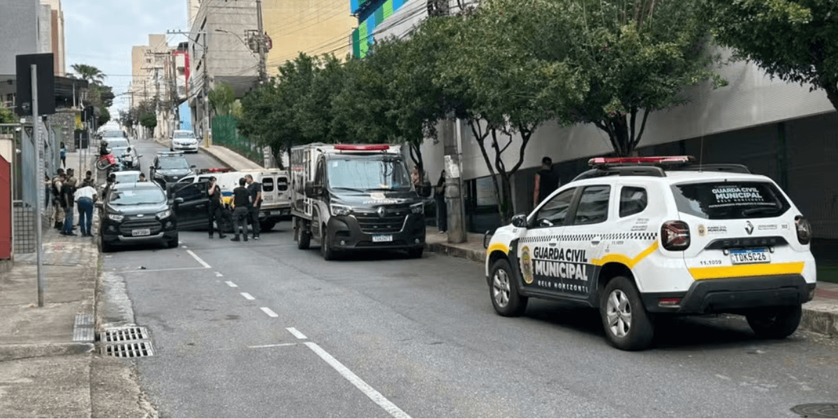Local onde corpo do homem suspeito de atirar na mulher foi encontrado, no bairro Sagrada Família, em BH — Foto: Patrícia Luz/ TV Globo