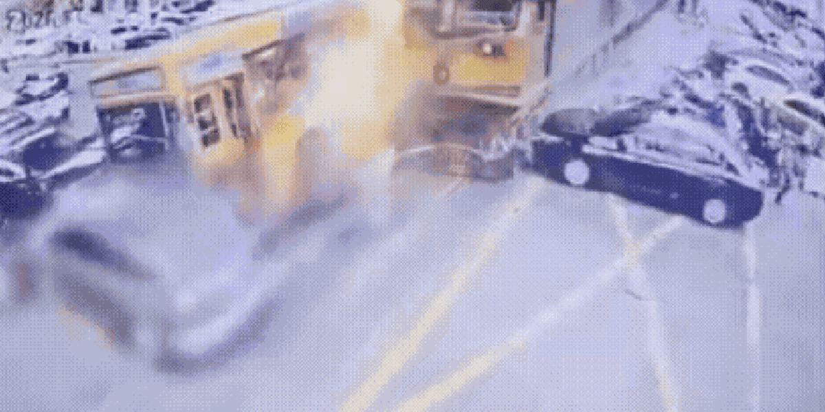 Acidente em trem e ônibus na Tailândia — Foto: Reprodução